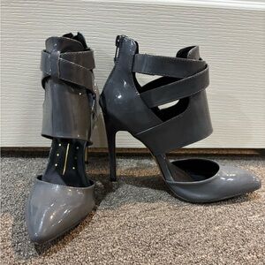 Fahrenheit "Gio" Patent Leather Pointed Toe Heels, grey Size 8.5 new no box
